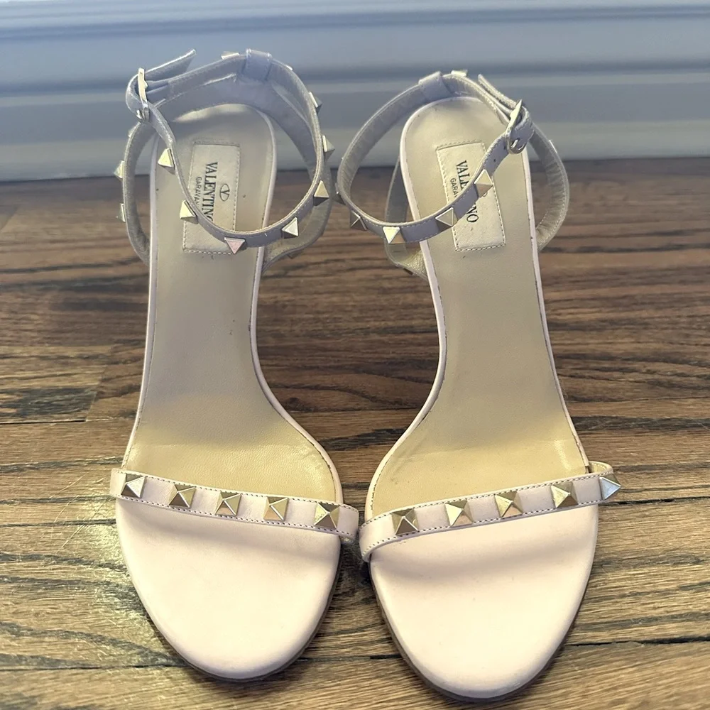 Classy Valentino Garavani Rocktud Heels - Picture 1 of 5